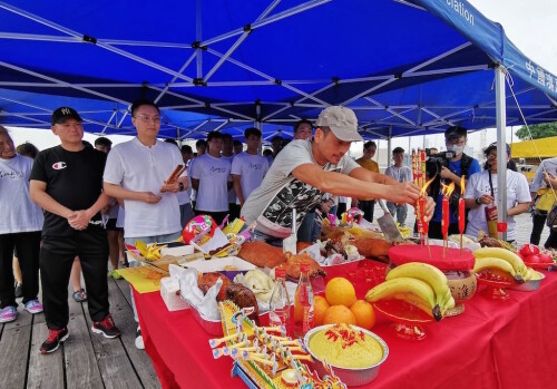 太陽城集團行政總裁兼董事週焯華上香祈求龍舟賽事順利